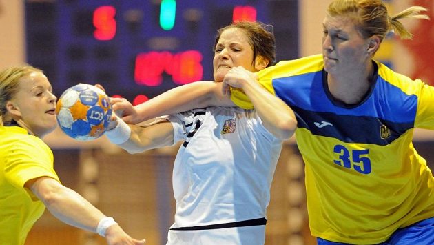 Česká házenkářka Kristýna Mika na archivním snímku při kvalifikačním duelu s Ukrajinou. Česká házenkářka Kristýna Mika na archivním snímku při kvalifikačním duelu s Ukrajinou.