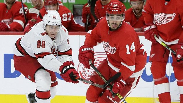 Český útočník Caroliny Hurricanes Martin Nečas (88) během utkání NHL. Český útočník Caroliny Hurricanes Martin Nečas (88) během utkání NHL.