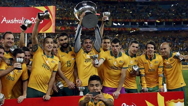 Australští fotbalisté slaví historický triumf na asijském MS. Australští fotbalisté slaví historický triumf na asijském MS.