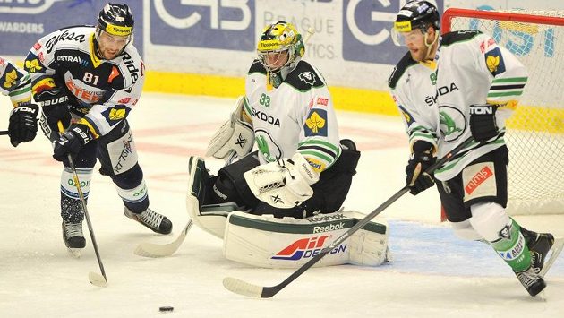 (Zleva) Petr Kolouch z Vítkovic, brankář Boleslavi David Rittich a Jiří Rys, také z Boleslavi. (Zleva) Petr Kolouch z Vítkovic, brankář Boleslavi David Rittich a Jiří Rys, také z Boleslavi.