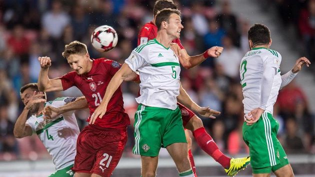 Český útočník Milan Škoda a obránci Irska Gareth McAuley (č.4) a Jonny Evans během utkání kvalifikace MS 2018 Česká republika - Severní Irsko. Český útočník Milan Škoda a obránci Irska Gareth McAuley (č.4) a Jonny Evans během utkání kvalifikace MS 2018 Česká republika - Severní Irsko.