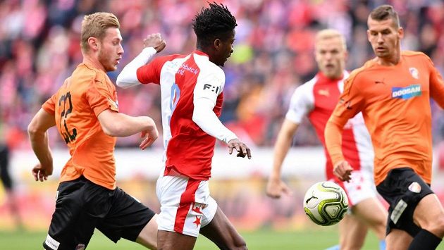 Fotbalista Slavie Peter Olayinka se snaží uniknout plzeňskému stoperovi Jakubu Brabcovi v ligovém šlágru skupiny o titul. Fotbalista Slavie Peter Olayinka se snaží uniknout plzeňskému stoperovi Jakubu Brabcovi v ligovém šlágru skupiny o titul.