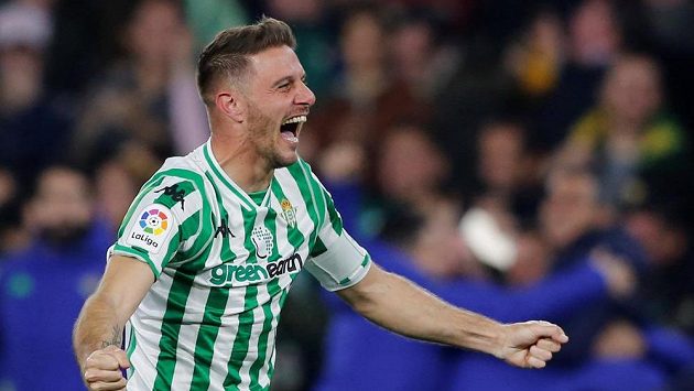 Španělský fotbalista Betisu Joaquín se raduje poté, co dokázal zakroutit balón z rohu přímo do brány Valencie. Španělský fotbalista Betisu Joaquín se raduje poté, co dokázal zakroutit balón z rohu přímo do brány Valencie.