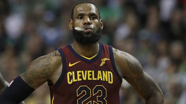 Ani 42 bodů hvězdného LeBrona Jamese basketbalistům Clevelandu na výhru nestačilo. Ani 42 bodů hvězdného LeBrona Jamese basketbalistům Clevelandu na výhru nestačilo.
