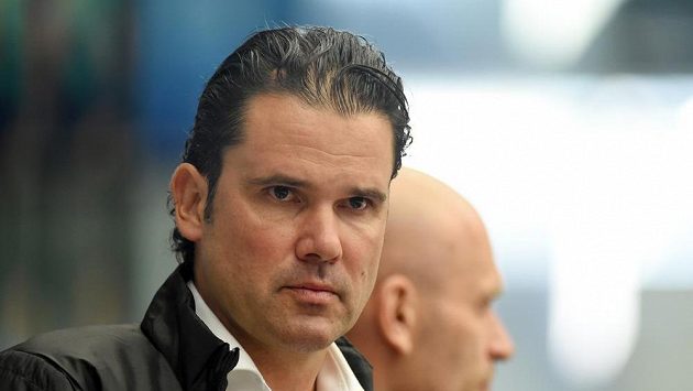 Trenér Pardubic Pavel Rohlík. Trenér Pardubic Pavel Rohlík.