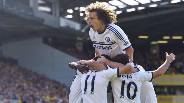 Obránce Chelsea David Luiz (nahoře) slaví se spoluhráči gól Oscara proti Norwichi. Obránce Chelsea David Luiz (nahoře) slaví se spoluhráči gól Oscara proti Norwichi.