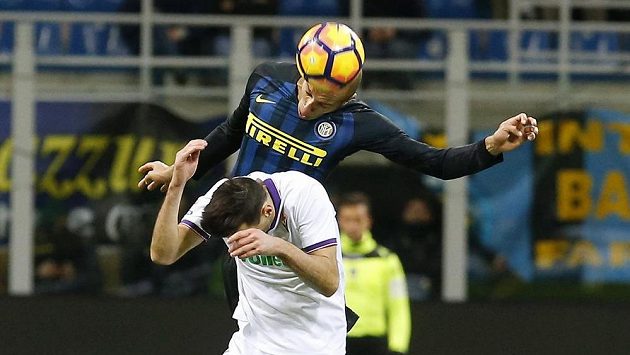 Fotbalista Interu Milan Joao Miranda přeskakuje Nikolu Kaliniče z Fiorentiny. Fotbalista Interu Milan Joao Miranda přeskakuje Nikolu Kaliniče z Fiorentiny.