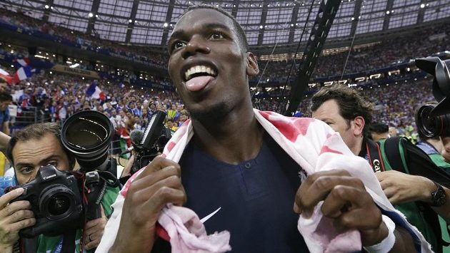 Paul Pogba si vychutnává oslavy. Paul Pogba si vychutnává oslavy.
