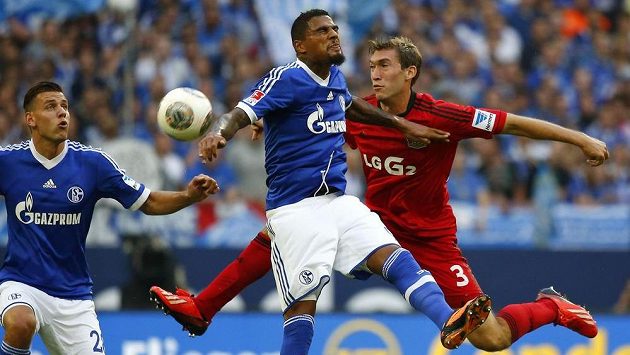 Nová posila Schalke 04 Kevin Prince Boateng (uprostřed) v souboji se Stefanem Reinartzem z Bayeru Leverkusen. Nová posila Schalke 04 Kevin Prince Boateng (uprostřed) v souboji se Stefanem Reinartzem z Bayeru Leverkusen.