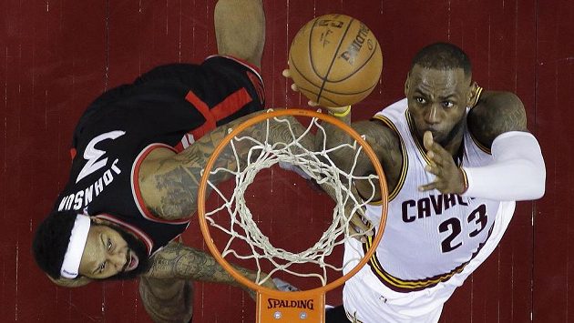 LeBron James (vpravo) v souboji s Jamesem Johnsonem z Toronta. LeBron James (vpravo) v souboji s Jamesem Johnsonem z Toronta.