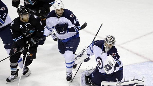 Brankář Winnipegu Ondřej Pavelec zasahuje v utkání proti San Jose. Přihlíží obránce Jets Zach Bogosian (uprostřed). Vlevo sleduje celou situaci útočník Sharks Joe Pavelski. Brankář Winnipegu Ondřej Pavelec zasahuje v utkání proti San Jose. Přihlíží obránce Jets Zach Bogosian (uprostřed). Vlevo sleduje celou situaci útočník Sharks Joe Pavelski.