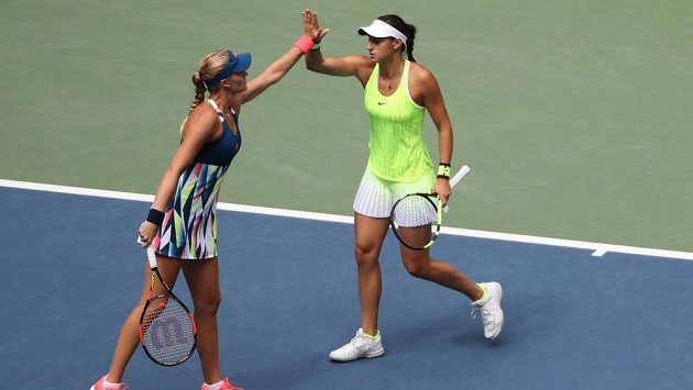 Francouzské tenistky Caroline Garciaová a Kristina Mladenovicová během bitvy o titul ve čtyřhře na US Open. Francouzské tenistky Caroline Garciaová a Kristina Mladenovicová během bitvy o titul ve čtyřhře na US Open.