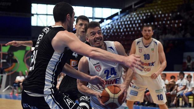 Finále play off ligy basketbalistů - zleva Anthony Meier z Nymburka a Šimon Ježek z Děčína. Finále play off ligy basketbalistů - zleva Anthony Meier z Nymburka a Šimon Ježek z Děčína.