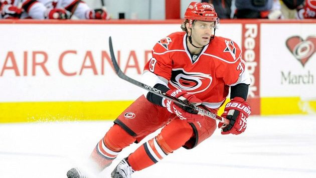 Jussi Jokinen vyměnil dres Caroliny za Pittsburgh. Jussi Jokinen vyměnil dres Caroliny za Pittsburgh.
