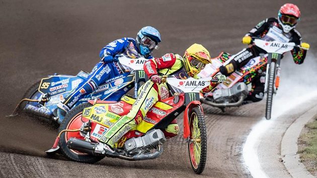 Český jezdec Václav Milík (vpředu) a Bartosz Zmarzlik z Polska (vlevo) během Grand Prix. Ilustrační foto. Český jezdec Václav Milík (vpředu) a Bartosz Zmarzlik z Polska (vlevo) během Grand Prix. Ilustrační foto.