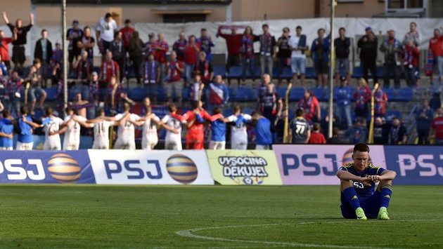 Vpředu zklamaný střelec jediného jihlavského gólu Davis Ikaunieks, v pozadí se z vítězství v zápase radují hráči Plzně. Vpředu zklamaný střelec jediného jihlavského gólu Davis Ikaunieks, v pozadí se z vítězství v zápase radují hráči Plzně.