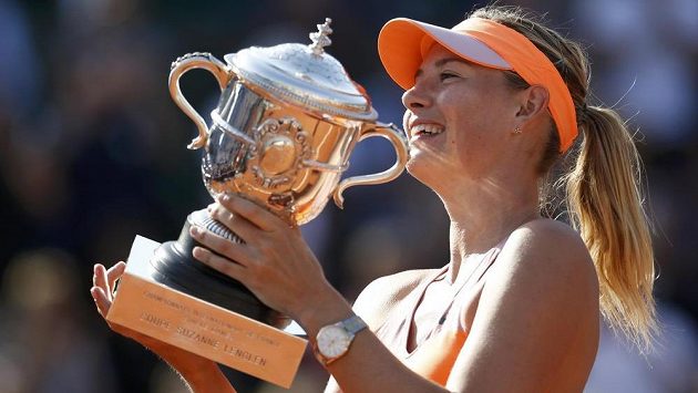 Ruská tenistka Maria Šarapovová s Pohárem Suzanne Lenglenové pro vítězku dvouhry na French Open. Ruská tenistka Maria Šarapovová s Pohárem Suzanne Lenglenové pro vítězku dvouhry na French Open.