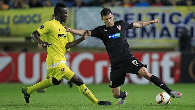 Plzeňský útočník Michal Ďuriš zkouší v zápase Evropské ligy obejít Erica Baillyho z Villarrealu. Plzeňský útočník Michal Ďuriš zkouší v zápase Evropské ligy obejít Erica Baillyho z Villarrealu.