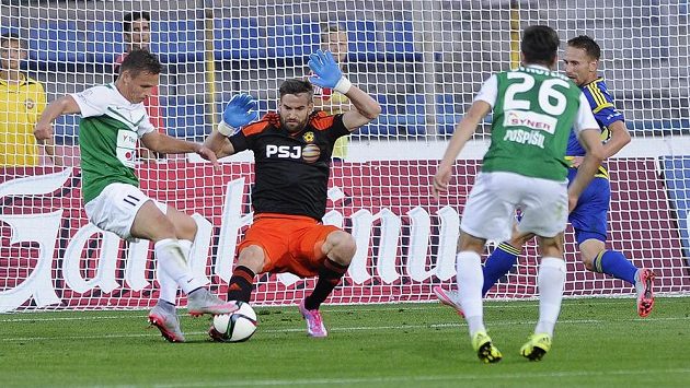 Jablonecký Stanislav Tecl (zleva), brankář Jihlavy Jan Hanuš, Martin Pospíšil z Jablonce a Tomáš Marek z Jihlavy v dohrávce 3. kola Synot ligy. Jablonecký Stanislav Tecl (zleva), brankář Jihlavy Jan Hanuš, Martin Pospíšil z Jablonce a Tomáš Marek z Jihlavy v dohrávce 3. kola Synot ligy.