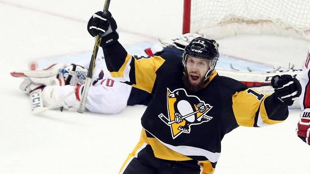 Nick Bonino (13) z Pittsburghu jásá po své rozhodující trefě, která vyřadila Washington. Nick Bonino (13) z Pittsburghu jásá po své rozhodující trefě, která vyřadila Washington.