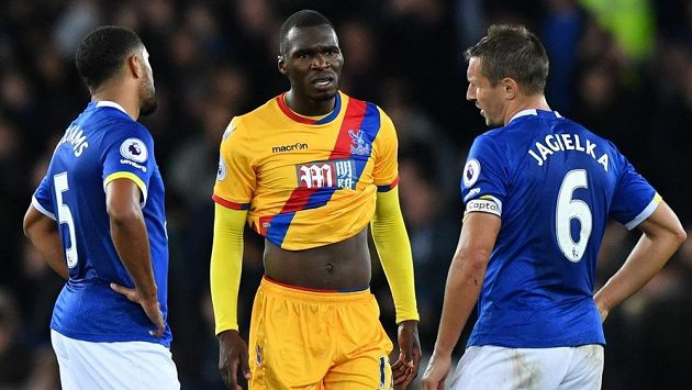 Christian Benteke z Crystal Palace s hráči Evertonu po ligovém utkání. Vlevo Ashley Williams, vpravo Phil Jagielka. Christian Benteke z Crystal Palace s hráči Evertonu po ligovém utkání. Vlevo Ashley Williams, vpravo Phil Jagielka.