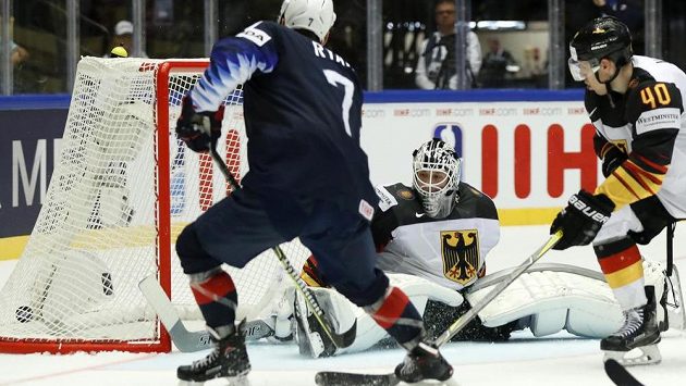 Derek Ryan střílí druhý gól USA v utkání s Německem. Derek Ryan střílí druhý gól USA v utkání s Německem.