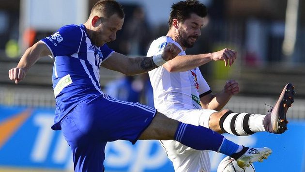 Jiří Valenta (vlevo) z Boleslavi v souboji s Jiřím Janouškem z Hradce. Jiří Valenta (vlevo) z Boleslavi v souboji s Jiřím Janouškem z Hradce.