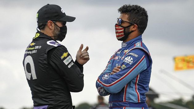 Jimmie Johnson (vlevo) si v Indianapolis nezazávodí Jimmie Johnson (vlevo) si v Indianapolis nezazávodí