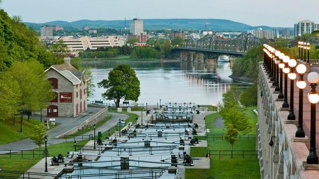Park v okolí Rideau Canal patří mezi oblíbené běžecké destinace Jesse. Park v okolí Rideau Canal patří mezi oblíbené běžecké destinace Jesse.