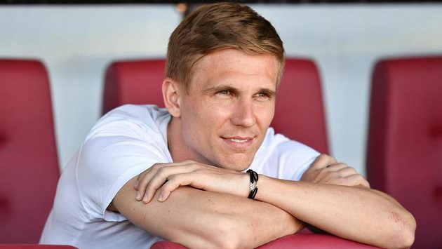 Sparťanský špílmachr Bořek Dočkal zůstal zraněný opět jen na tribuně letenského stadionu. Z ní sledoval duel 29. kola Fortuna ligy s Karvinou. Sparťanský špílmachr Bořek Dočkal zůstal zraněný opět jen na tribuně letenského stadionu. Z ní sledoval duel 29. kola Fortuna ligy s Karvinou.