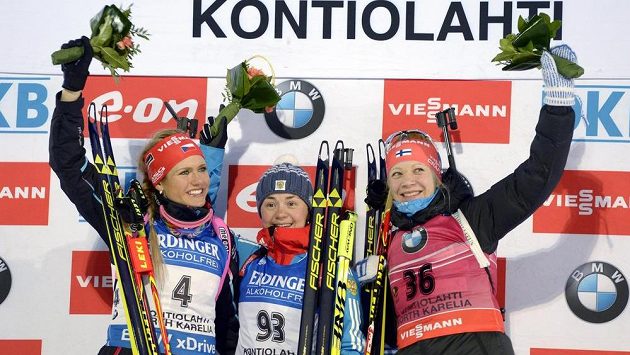 Medailistky z vytrvalostního závodu žen: (zleva) stříbrná Gabriela Soukalová, vítězka Jekatěrina Jurlovová z Ruska a bronzová Kaisa Mäkäräinenová z Finska. Medailistky z vytrvalostního závodu žen: (zleva) stříbrná Gabriela Soukalová, vítězka Jekatěrina Jurlovová z Ruska a bronzová Kaisa Mäkäräinenová z Finska.