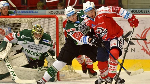 Pardubický forvard Lukáš Nahodil (25) v souboji o puk s karlovarský bekem Tomášem Dujsíkem (3), vše pozoroval brankář David Honzík (41). Pardubický forvard Lukáš Nahodil (25) v souboji o puk s karlovarský bekem Tomášem Dujsíkem (3), vše pozoroval brankář David Honzík (41).
