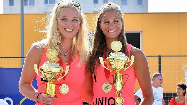 Plážové volejbalistky Marie Sára Štochlová - Martina Maixnerová. Plážové volejbalistky Marie Sára Štochlová - Martina Maixnerová.