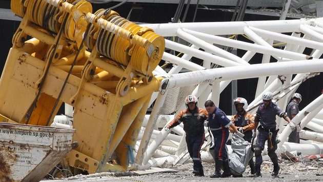 Záchranáři odnášejí tělo mrtvého dělníka, který zahynul při zřícení jeřábu na stadiónu v Sao Paulu. Záchranáři odnášejí tělo mrtvého dělníka, který zahynul při zřícení jeřábu na stadiónu v Sao Paulu.