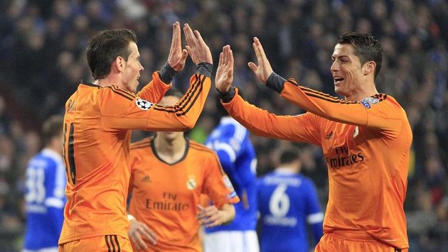 Cristiano Ronaldo (vpravo) gratuluje střelci Garethovi Baleovi k brance na hřišti Schalke. Cristiano Ronaldo (vpravo) gratuluje střelci Garethovi Baleovi k brance na hřišti Schalke.
