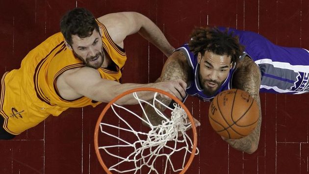 Baketbalista Clevelandu Cavaliers Kevin Love (vlevo) a Willie Cauley-Stein ze Sacramento Kings v podkošovém souboji. Baketbalista Clevelandu Cavaliers Kevin Love (vlevo) a Willie Cauley-Stein ze Sacramento Kings v podkošovém souboji.