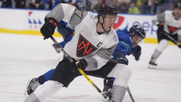 Connor McDavid, kapitán Výběru Severní Ameriky, v souboji s Romanem Josim. Connor McDavid, kapitán Výběru Severní Ameriky, v souboji s Romanem Josim.