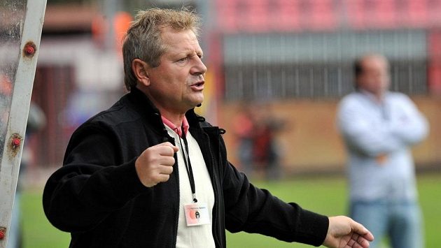 Trenér Vlastimil Petržela povede Vlašim. Trenér Vlastimil Petržela povede Vlašim.