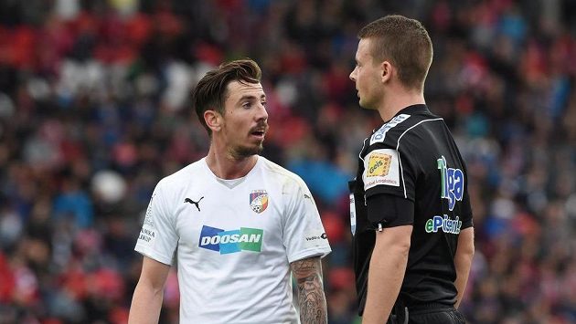 Plzeňský Milan Petržela a hlavní sudí Pavel Orel při utkání v Brně. Plzeňský Milan Petržela a hlavní sudí Pavel Orel při utkání v Brně.