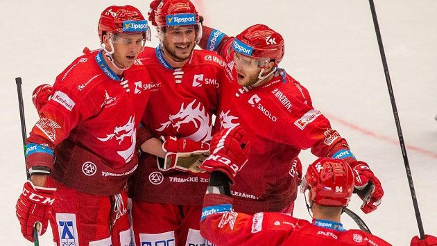 Hokejisté Třince se radují z gólu, zleva Martin Marinčin, Tomáš Kundrátek, Miloš Roman a Andrej Nestrašil. Hokejisté Třince se radují z gólu, zleva Martin Marinčin, Tomáš Kundrátek, Miloš Roman a Andrej Nestrašil.