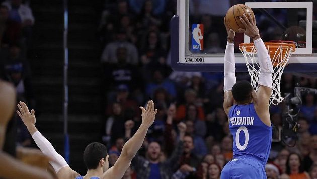 Russell Westbrook z Oklahomy smečuje do koše v zápase proti Miami. Russell Westbrook z Oklahomy smečuje do koše v zápase proti Miami.