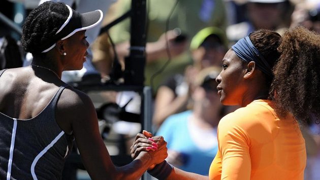 Serena Williamsová (vpravo) porazila v semifinále turnaje v Charlestonu svou starší sestru Venus. Serena Williamsová (vpravo) porazila v semifinále turnaje v Charlestonu svou starší sestru Venus.
