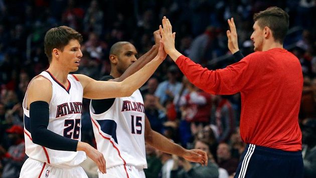 Basketbalista Atlanty Kyle Korver (vlevo) si plácá se spoluhráčem Alem Horfordem. Basketbalista Atlanty Kyle Korver (vlevo) si plácá se spoluhráčem Alem Horfordem.