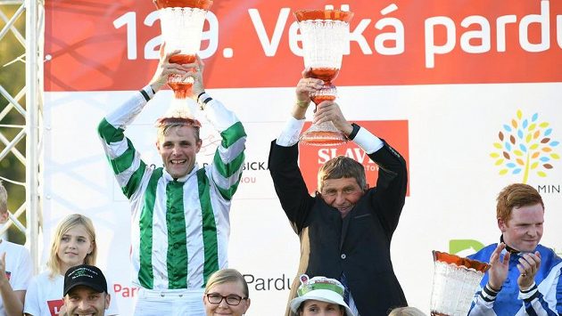 Zleva vítěný žokej Josef Bartoš a trenér vítězného koně Josef Váňa při slavnostním ceremoniálu na 129. Velké pardubické. Zleva vítěný žokej Josef Bartoš a trenér vítězného koně Josef Váňa při slavnostním ceremoniálu na 129. Velké pardubické.