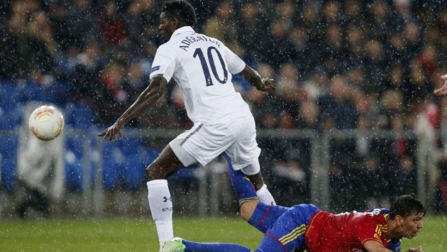 Emmanuel Adebayor (vlevo) z Tottenhamu v souboji Aleksandarem Dragovičem z Basileje. Emmanuel Adebayor (vlevo) z Tottenhamu v souboji Aleksandarem Dragovičem z Basileje.
