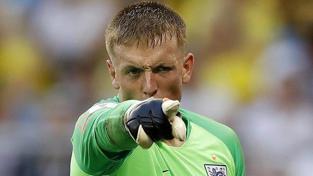 Anglický brankář Jordan Pickford gestikuluje směrem ke spoluhráčům. Anglický brankář Jordan Pickford gestikuluje směrem ke spoluhráčům.