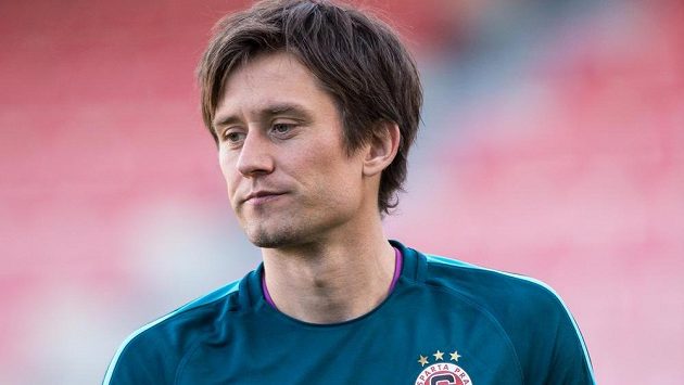 Tomáš Rosický se znovu pokouší o návrat na trávník. Tomáš Rosický se znovu pokouší o návrat na trávník.