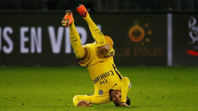 Fotbalisté Paris Saint-Germain sice ztratili ve francouzské lize body teprve popáté v sezóně, z remízy na hřišti St. Etienne ale měli ohromnou radost. Layvin Kurzawa metal po vlastním gólu soupeře po hřišti kozelce. Fotbalisté Paris Saint-Germain sice ztratili ve francouzské lize body teprve popáté v sezóně, z remízy na hřišti St. Etienne ale měli ohromnou radost. Layvin Kurzawa metal po vlastním gólu soupeře po hřišti kozelce.
