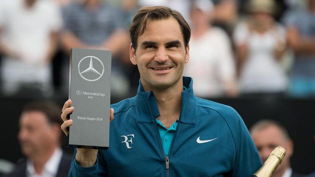 Švýcarský tenista Roger Federer s trofejí pro vítěze turnaje ve Stuttgartu. Švýcarský tenista Roger Federer s trofejí pro vítěze turnaje ve Stuttgartu.