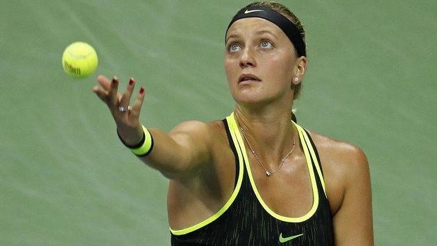 Petra Kvitová na podání. Petra Kvitová na podání.
